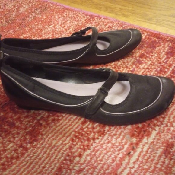 Kenneth Cole Reaction Mary Janes size 9 - Picture 1 of 11